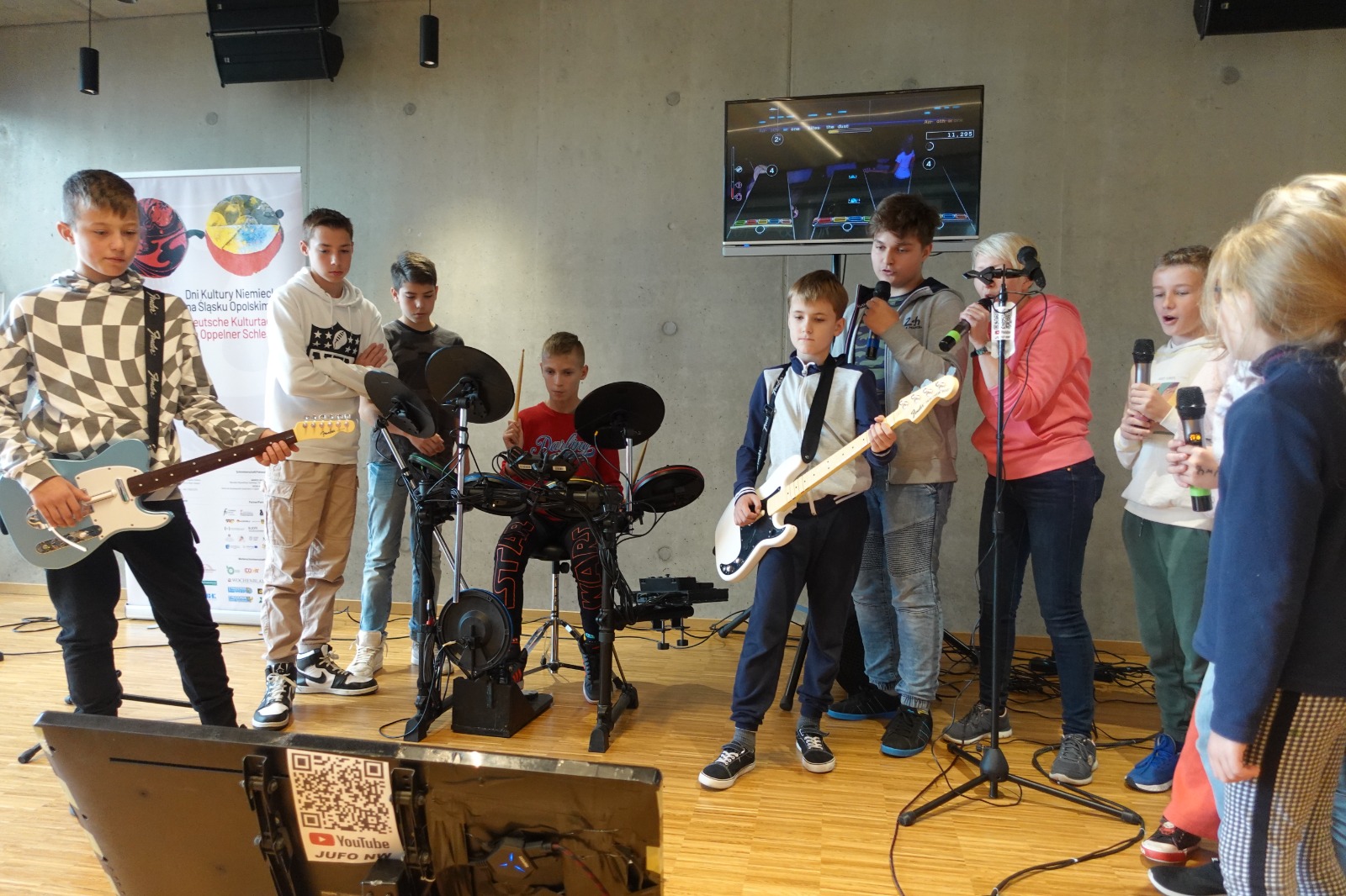 Jufos und polnische Schüler:innen spielen Guitar Hero